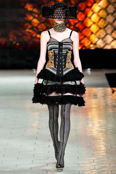 Look 16